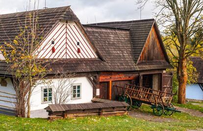 Casas de madera en el museo etnográfico al aire libre de Vesely Kopec, en la región checha de Bohemia oriental.