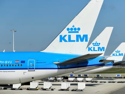 Varios aviones de la compañía KLM en el aeropuerto de Schiphol, en Ámsterdam, en abril de 2020.