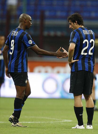 Eto'o y Diego Milito se dan la mano al final del partido.