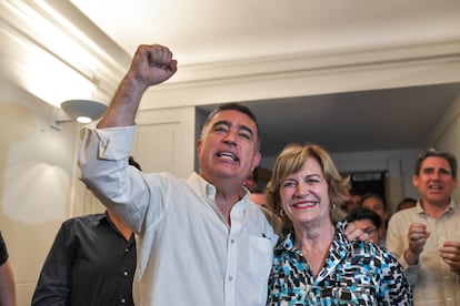 El electo alcalde Mario Desbordes Junto a la alcaldesa de la comuna de providencia Evelyn Matthei.