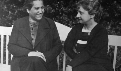 Gabriela Mistral (izquierda) junto a la escritora española María Luz Morales.