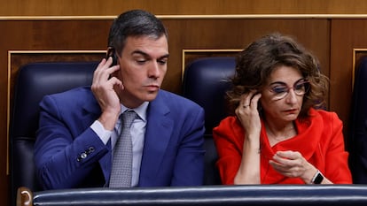 El presidente del Gobierno, Pedro Sánchez, y la vicepresidenta primera, María Jesús Montero, durante la sesión de control al Gobierno celebrada el miércoles en el Congreso. 