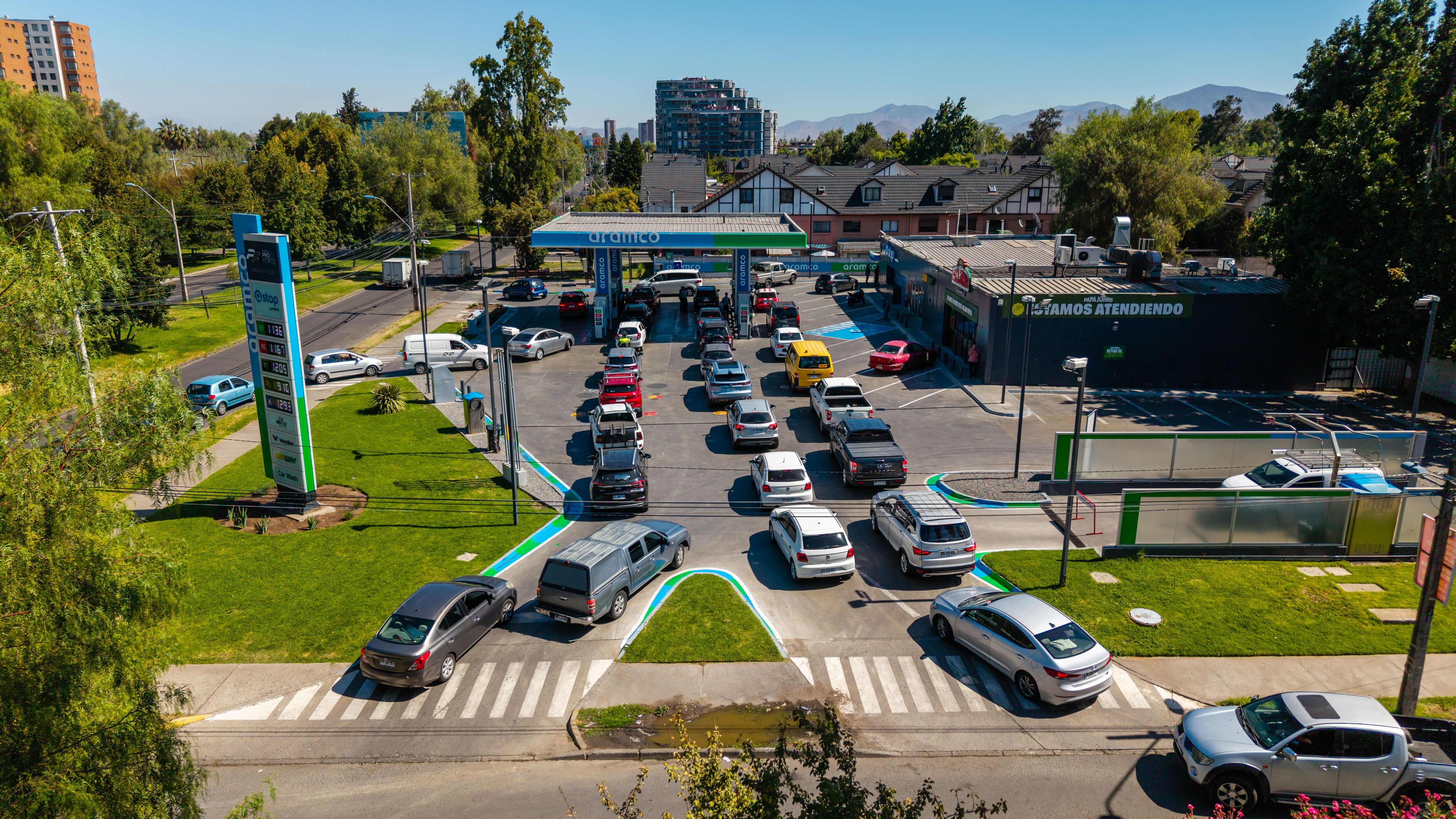 La carrera por cargar combustible en Chile antes del alza anunciada: “Nos tendremos que limitar más todavía”
