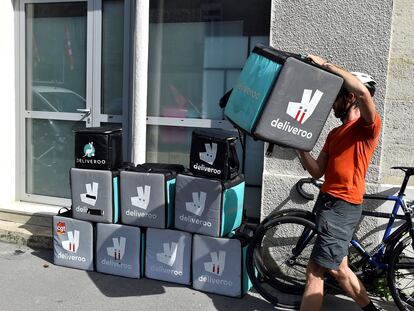 Un repartidor, en la oficina de Deliveroo de Burdeos (Francia).