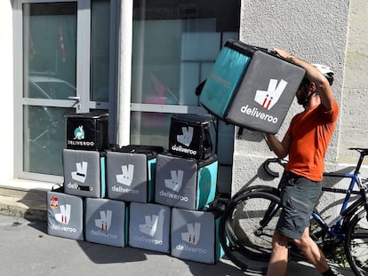 Un repartidor, en la oficina de Deliveroo de Burdeos (Francia).