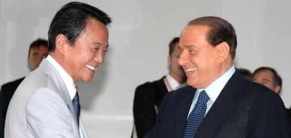 El primer ministro japonés Taro Aso, es recibido por el primer ministro italiano, Silvio Berlusconi, al comienzo de la cumbre