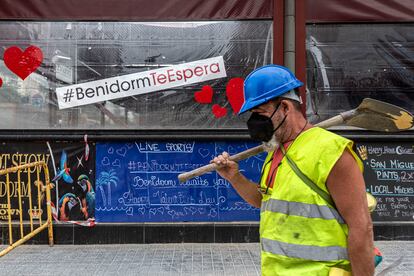 Un obrero pasa por delante de un edificio en Benidorm el 5 de junio.