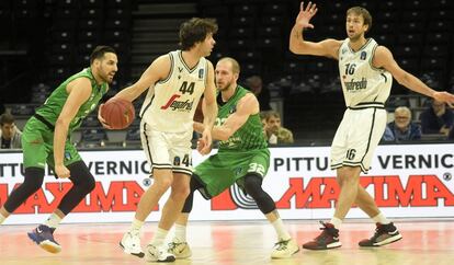 Teodosic maneja el balón en el partido a puerta cerrada entre la Virtus y el Darussafaka