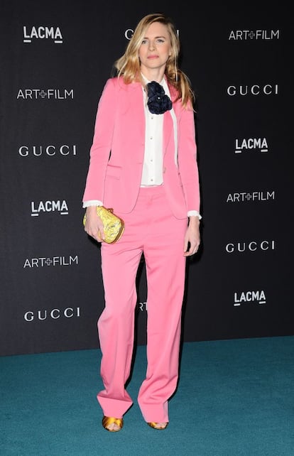 Brit Marling lució este conjunto masculino de chaqueta y pantalón en la gala de arte y cine LACMA, este verano. La actriz y guionista aportó feminidad a este 'look' eligiendo el rosa —el color del próximo año según Pantone— con accesorios muy acertados en dorado.