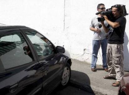 Un cámara de televisión graba imágenes del coche donde un niño ha fallecido este mediodia en la localidad vizcaína de Leioa como consecuencia del fuerte calor