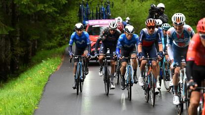 Nairo Quintana (izquierda) y Einer Rubio (centro) del equipo Movistar en la etapa 17 del Giro, el 22 de mayo.