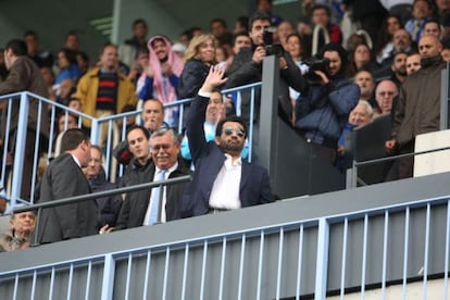 Al Thani, en el palco en un partido entre el Málaga y el Valencia en abril