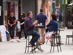 Dos personas disfrutan en una terraza de Santander, Cantabria, una de las 15 comunidades que a partir del próximo lunes 8 de junio pasará a la Fase 3 de la desescalada instaurada por el Gobierno. Tras conocer la confirmación del paso a la fase 3, el presidente cántabro, Miguel Ángel Revilla, ha indicado que el lunes se publicará en el Boletín Oficial de Cantabria (BOC) una orden que él mismo ha redactado y que regula las actividades que se podrán llevar a cabo. En Santander, Cantabria (España) a 8 de junio de 2020.
05 JUNIO 2020
Juan Manuel Serrano Arce / Europa Press
05/06/2020