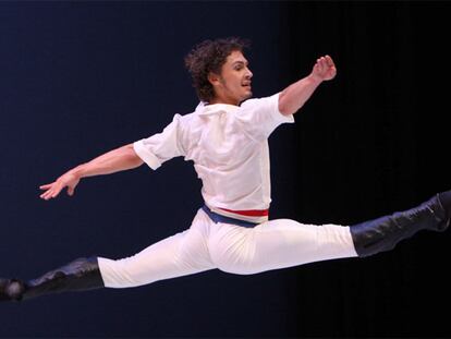 El bailarín ruso Iván Vasiliev, durante su actuación en el homenaje a Maya Plisétskaya en el Festival Jardins de Cap Roig, en Girona.