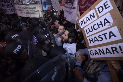 La PNA (Prefectura Naval Argentina) y los manifestantes se enfrentan en la entrada del puente Pueyrredon en Avellaneda, Buenos Aires.