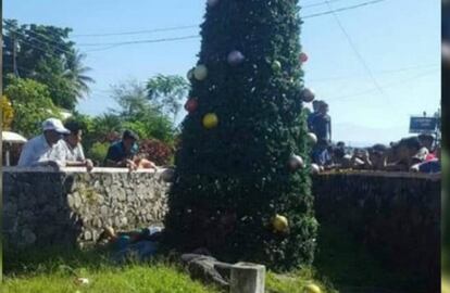 Imagen de los cuerpos electrocutados junto al árbol de Navidad