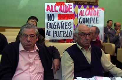Unos vecinos protestaron ayer durante el pleno del Ayuntamiento de Jaén.