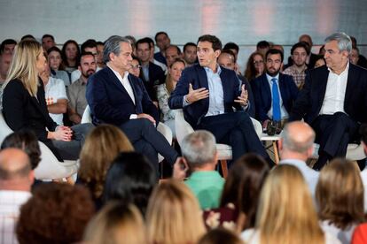 Albert Rivera, acompañado de María Muñoz, Marcos de Quinto y Luis Garicano, en Málaga.