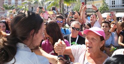 Iglesias saluda a los simpatizantes tras el mitin que el viernes ofreció en Cádiz.