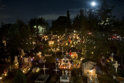 La velas iluminan el cementerio de San Gregorio en la Ciudad de México.