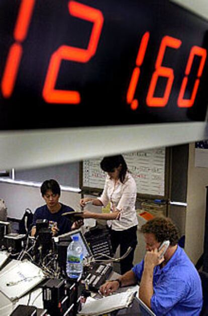 Operadores de la Bolsa de Tokio, durante la sesión de ayer.