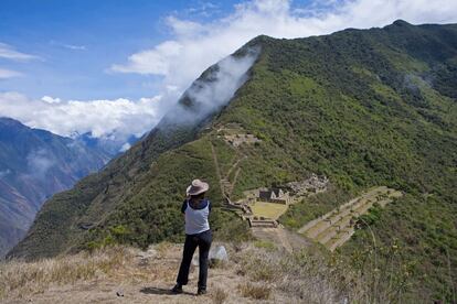 Hay lugares que fueron inaccesibles en otro tiempo pero que hoy reciben cada vez más visitantes, que llegan hasta allí casi sin esfuerzo. Es el caso de Choquequirao (en la foto), en el profundo valle peruano de Apurimac, el último refugio inca que resistió a los conquistadores. Hasta ahora, para llegar había que atravesar la jungla que cubre la mayor parte de este espectacular yacimiento, caminando varios días a través de las sendas incas. En 2017 se pondrá en marcha un teleférico que transportará 3.000 visitantes diarios en un trayecto de cinco minutos hasta las ruinas. Es un nuevo destino a tener en cuenta y encabeza el ránking Lonely Planet de las regiones más interesantes para los viajeros durante el próximo año.