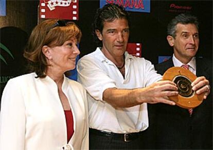 Banderas, rodeado hoy por la presidenta de la Academia, Mercedes Sampietro, y el consejero andaluz de Turismo, Comercio y Deportes, Paulino Plata, durante el acto de homenaje.