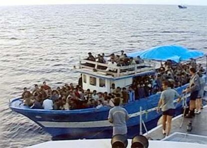 Un barco con decenas de inmigrantes a bordo atraca en la isla italiana de Lampedusa el pasado 25 de julio.