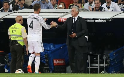 Ancelotti saluda a Ramos tras un partido en el Bernabéu.