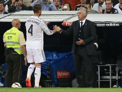 Ancelotti saluda a Ramos tras un partido en el Bernabéu.