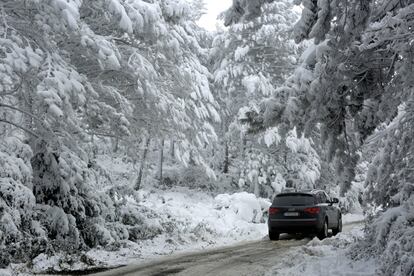 Un coche circula entre la nieve por el Alto de El Perdón en Navarra, el 14 de enero.