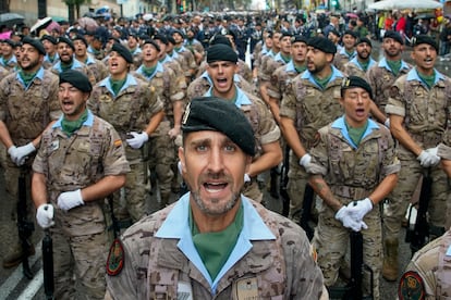 Soldados cantan antes del comienzo del desfile, este sábado en Madrid.