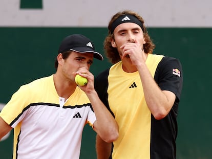 Tsitsipas, con su hermano Petros durante un partido de dobles.