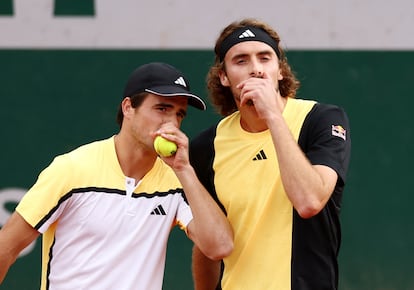 Tsitsipas, con su hermano Petros durante un partido de dobles.