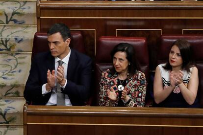 Pedro Sánchez, Margarita Robles y Adriana Lastra escuchan la intervención de José Luis Ábalos.