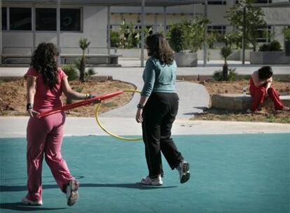 Dos niñas en un programa contra el sobrepeso en Valencia.