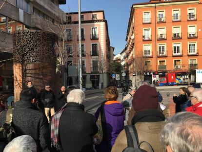 Acto de recuerdo de Arturo Ruiz, asesinado en 1977, bajo la placa conmemorativa colocada en la plaza de Santa María Soledad Torres Acosta celebrado este jueves por la mañana.