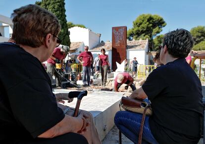 Numerosos familiares han acudido esta mañana al inicio de los trabajos de exhumación de la fosa 112 del cementerio municipal de Paterna, donde se busca a medio centenar de personas fusiladas en la Guerra Civil. ¡