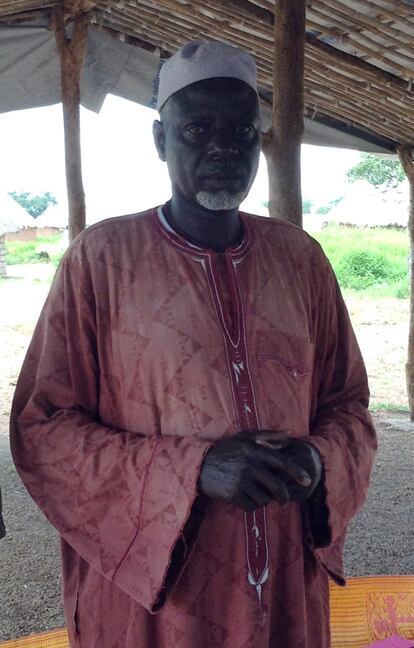La historia de Abba Ali Bachar ilustra cómo los campos de tránsito de refugiados se están convirtiendo en Chad en asentamientos estables. Este hombre que huyó hace más de una década de República Centroafricana para escapar de uno de los estallidos de violencia que han asolado periódicamente el país, llegó en 2003 al campo de refugiados de Yaroingu, que fue trasladado a Belom, también al sur del país, tras las inundaciones de 2013. 11.000 de las 18.700 personas que habitan en este lugar que él preside están también desde el origen.