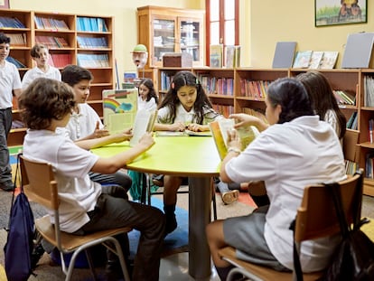 Alumnos chilenos de primaria en una clase de literatura, en febrero de 2023.