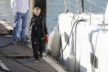 La activista climática Greta Thunberg camina por el puerto de Lisboa a su llegada