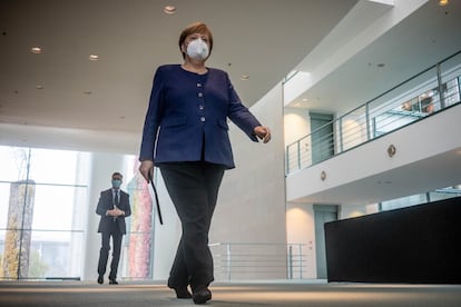 La canciller alemana, Angela Merkel, a su llegada a la comparecencia ante los periodistas el lunes en la sede de gobierno en Berlín.