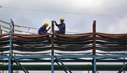 Dos operarios trabajan en el mantenimiento de una central de energ&iacute;a t&eacute;rmica en Takoradi, Ghana.