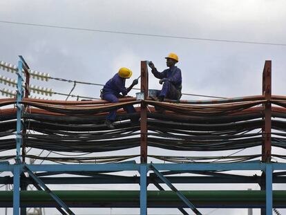 Dos operarios trabajan en el mantenimiento de una central de energ&iacute;a t&eacute;rmica en Takoradi, Ghana.