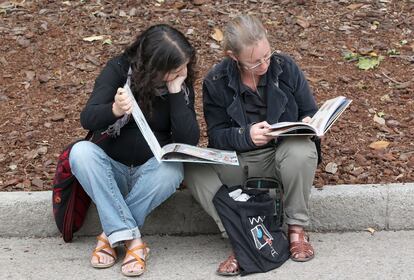 Un momento de descanso tras comprar libros en la Feria de Madrid.