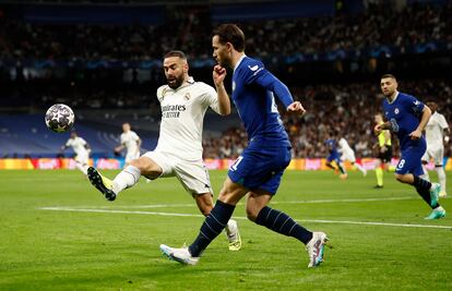 Dani Carvajal, del Real Madrid, chuta el balón en presencia de Ben Chilwell. 