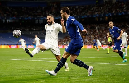 Dani Carvajal, del Real Madrid, chuta el balón en presencia de Ben Chilwell.