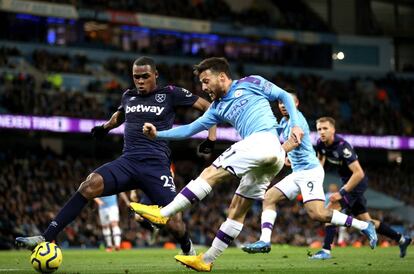 Silva chuta ante Diop durante el City-West Ham.