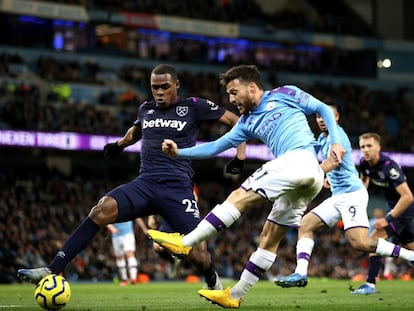Silva chuta ante Diop durante el City-West Ham.