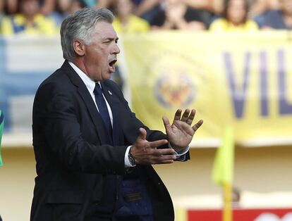 El entrenador del Real Madrid Carlo Ancelotti da instrucciones a sus judadores durante el encuentro disputado contra el Villareal en el estadio de El Madrigal. 
